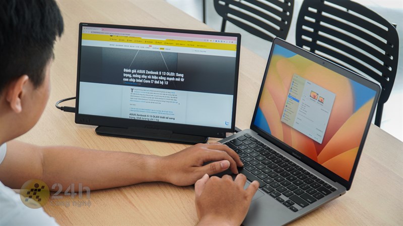 Mình có thể mở rộng không gian làm việc trên laptop nhờ vào màn hình ASUS ZenScreen MB166C. Mình có thể mở rộng không gian làm việc trên laptop nhờ vào màn hình ASUS ZenScreen MB166C.