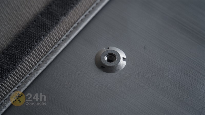 Màn hình di động của ASUS còn có một lỗ ren 1/4 inch cho phép bạn dễ dàng gắn thiết bị vào giá ba chân thông thường hoặc giá treo trên bàn. Màn hình di động của ASUS còn có một lỗ ren 1/4 inch cho phép bạn dễ dàng gắn thiết bị vào giá ba chân thông thường hoặc giá treo trên bàn.