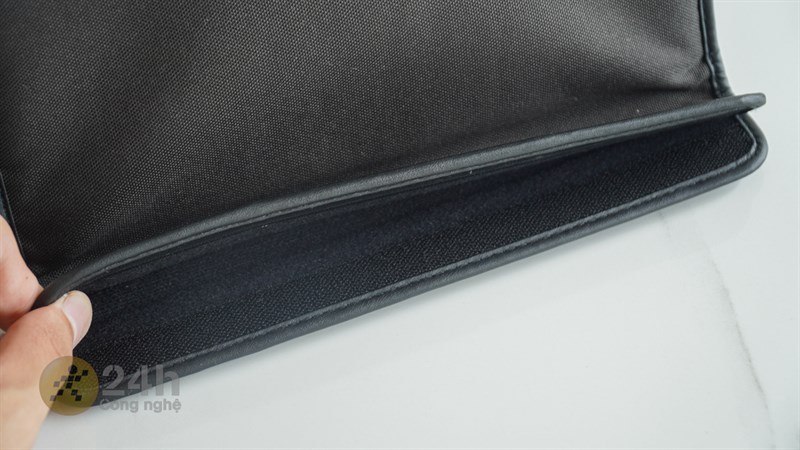 Mình sẽ dán 2 phần nắp của túi lại với nhau để tạo thành chân đế cho ASUS ZenScreen MB166C. Mình sẽ dán 2 phần nắp của túi lại với nhau để tạo thành chân đế cho ASUS ZenScreen MB166C.