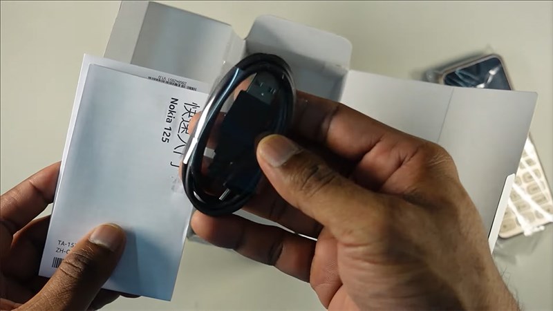 Bên trong hộp đựng Nokia 130 2023 chứa những món phụ kiện quen thuộc