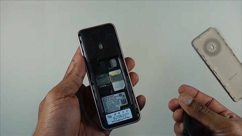 Nokia 130 2023 có thể tháo rời nắp lưng