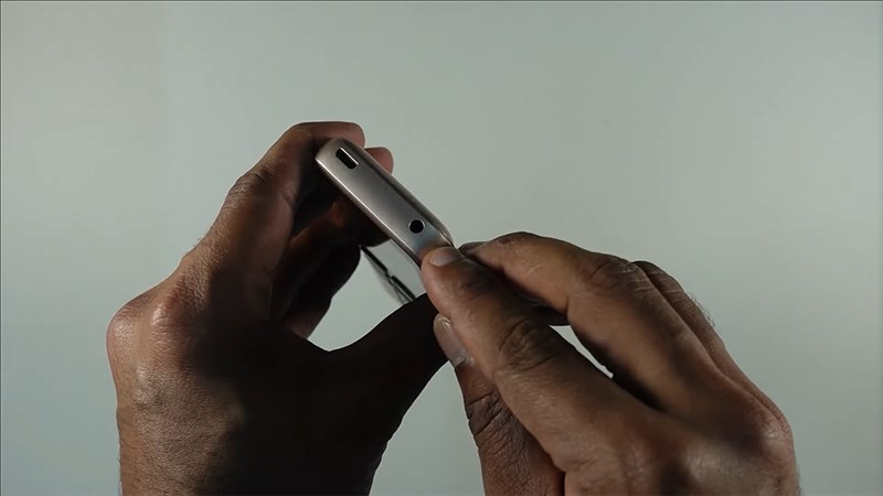 Cạnh trên cùng của Nokia 130 2023 chứa cổng sạc micro USB và cổng cắm tai nghe 3.5 mm