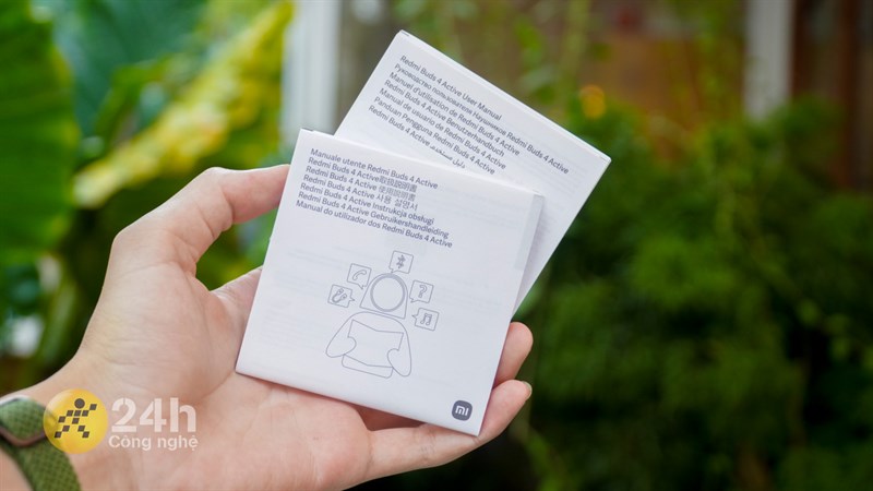 Bên trong hộp đựng Redmi Buds 4 Active có sách hướng dẫn sử dụng