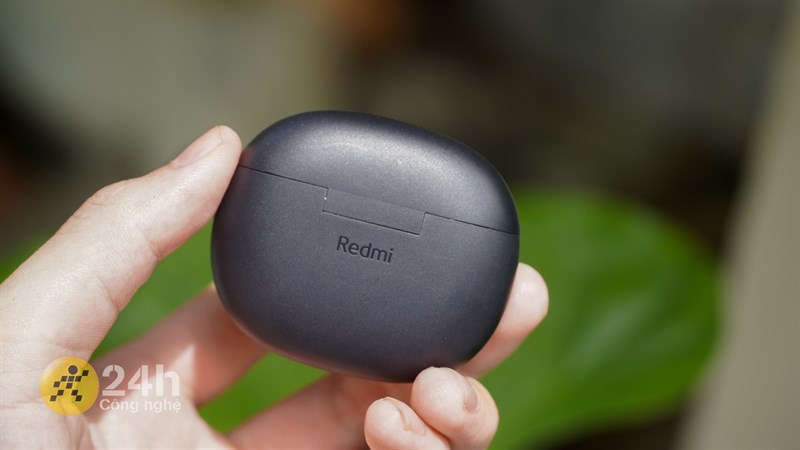 Hộp sạc Redmi Buds 4 Active được thiết kế theo dạng Oval nhỏ gọn, dễ cầm nắm