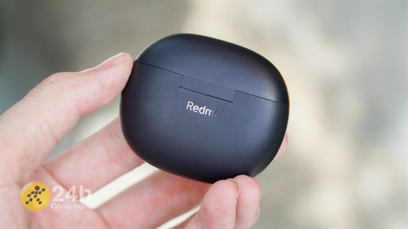 Hộp sạc Redmi Buds 4 Active còn được làm dạng nhám nên hạn chế tối đa tình trạng bám mồ hôi, dấu vân tay