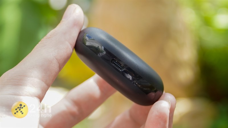 Cạnh viền được làm bóng và cổng sạc nằm ở cạnh đáy