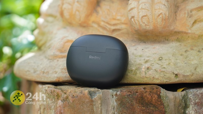 Mặt trước Redmi Buds 4 Active có dấu logo Redmi chìm bên dưới