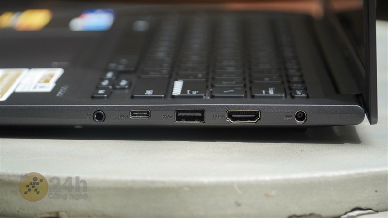 Cạnh phải của ASUS Vivobook 14X OLED 2023 với các cổng kết nối Cạnh phải của ASUS Vivobook 14X OLED 2023 với các cổng kết nối