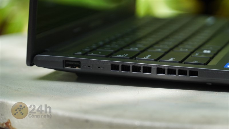 Cạnh trái của ASUS Vivobook 14X OLED 2023 có cổng USB-A 3.2 và khe tản nhiệt Cạnh trái của ASUS Vivobook 14X OLED 2023 có cổng USB-A 3.2 và khe tản nhiệt
