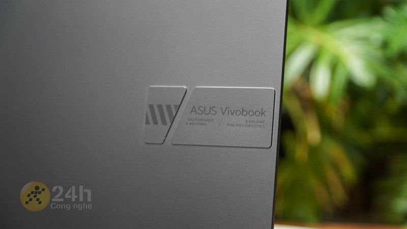 ASUS Vivobook 14X OLED sở hữu bề mặt lưng nhám với điểm nhấn là logo ASUS Vivobook ở cạnh phải ASUS Vivobook 14X OLED sở hữu bề mặt lưng nhám với điểm nhấn là logo ASUS Vivobook ở cạnh phải