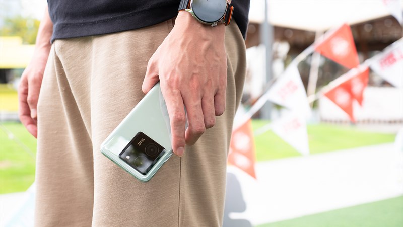 Thêm vào đó, mình mong Redmi K70 Extreme sẽ được làm hơi cong nhẹ ở khung lẫn mặt lưng để mang lại trải nghiệm cầm nắm tốt hơn