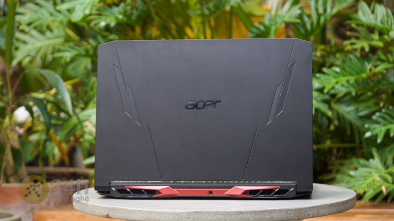 Acer Nitro 5 AN515 57 sử dụng ngôn ngữ thiết kế đặc trưng của dòng máy.