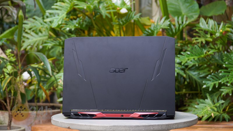 ‘Toàn thân’ của Acer Nitro 5 AN515 57 được cấu thành từ chất liệu nhựa với bề mặt nhám nhẹ.