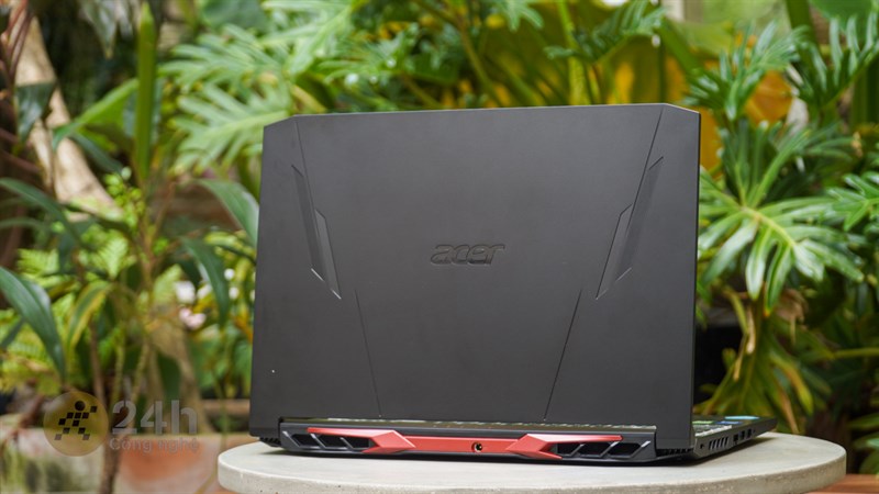 Mặt trước của Acer Nitro 5 AN515 57 có thiết kế phẳng, góc cạnh cùng tone màu đen chủ đạo trông rất mạnh mẽ, nam tính.