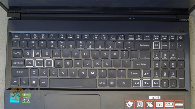 Acer Nitro 5 AN515 57 được trang bị hệ thống bàn phím fullsize bao gồm cả cụm phím số.