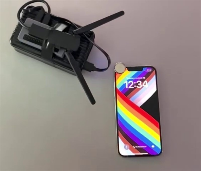 Thiết bị màu đen ở góc trái có thể tạo ra thông báo Bluetooth giả