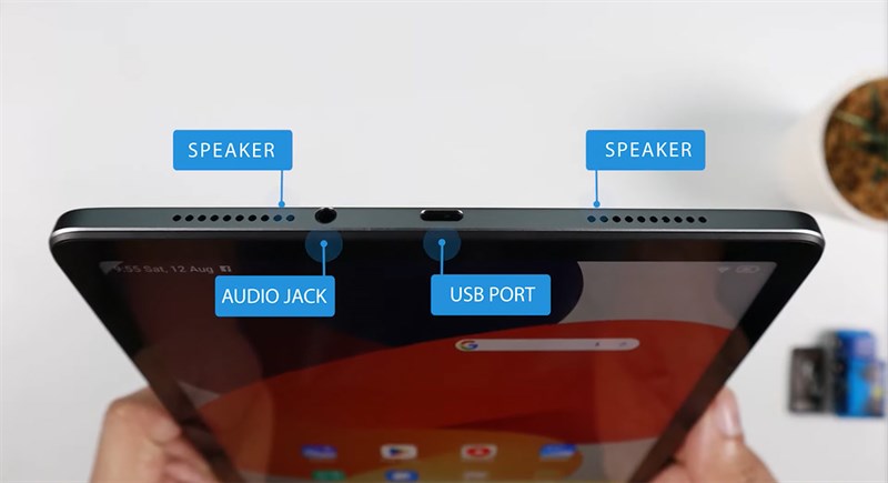 Cạnh đáy của Redmi Pad SE chứa khe cắm SIM USB-C, cổng xuất loa 3.5 mm và 2 dải loa Cạnh đáy của Redmi Pad SE chứa khe cắm SIM USB-C, cổng xuất loa 3.5 mm và 2 dải loa