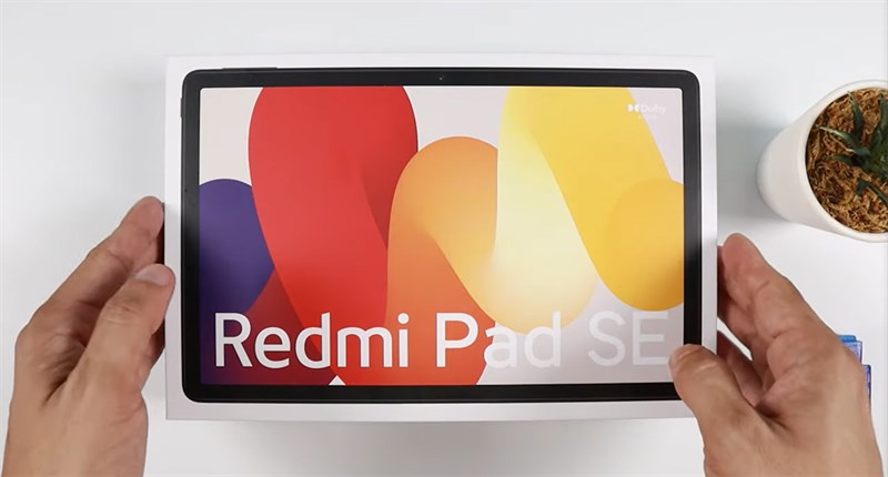 Hộp đựng Redmi Pad SE được thiết kế quen thuộc Hộp đựng Redmi Pad SE được thiết kế quen thuộc
