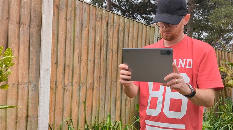 Redmi Pad SE sở hữu cân nặng vừa phải để thoải mái cầm nắm trên tay Redmi Pad SE sở hữu cân nặng vừa phải để thoải mái cầm nắm trên tay