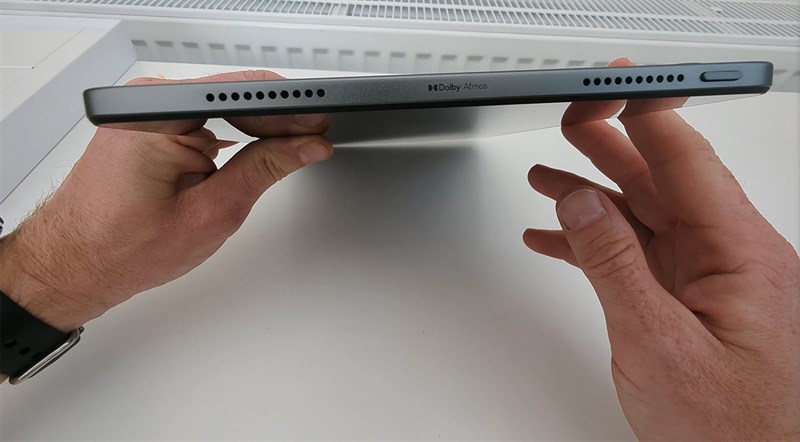 Cạnh trên cùng chứa 2 dải loa và nút nguồn kiêm cảm biến vân tay Cạnh trên cùng chứa 2 dải loa và nút nguồn kiêm cảm biến vân tay