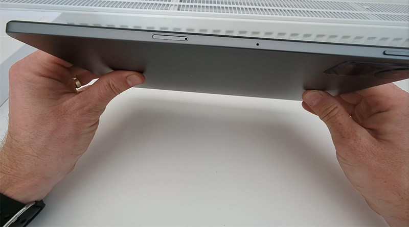 Cạnh phải của máy chứa khe cắm SIM, nút tăng giảm âm lượng Cạnh phải của máy chứa khe cắm SIM, nút tăng giảm âm lượng