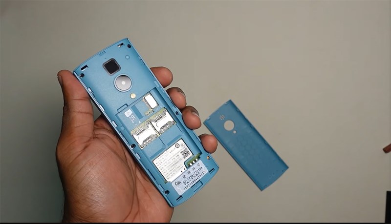 Mặt lưng Nokia 150 2023 có thể tháo rời và được trang bị camera 0.8 MP