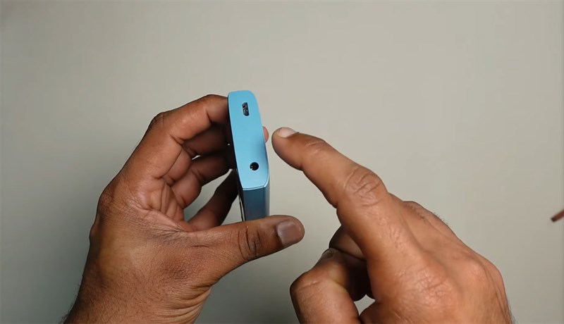 Cạnh trên cùng của Nokia 150 2023 chứa cổng sạc micro USB và cổng cắm tai nghe 3.5 mm