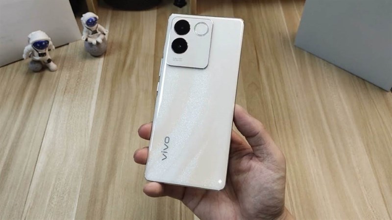 Thoạt nhìn có thể thấy thiết kế mặt sau của iQOO Z7 Pro 5G khá giống với Vivo S17e