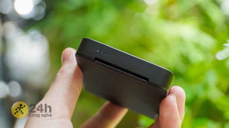 Ở cạnh dưới sẽ có hệ thống đèn giúp thông báo tình trạng pin.