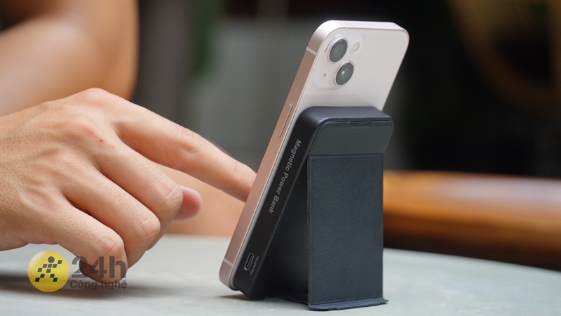 Cạnh phải của thiết bị có chứa cổng USB-C.