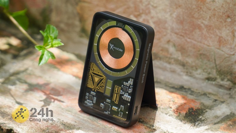 Điểm nhấn nổi bật trong thiết kế của Xmobile DS611 Magnetic chính là mặt trong của thiết bị.