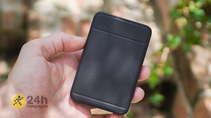 Sản phẩm có ngôn ngữ thiết kế tối giản và thanh lịch ở mặt ngoài với bề mặt giả da màu đen sang trọng.