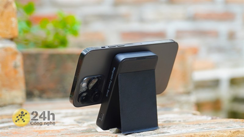 Phần mặt sau của Xmobile DS611 Magnetic còn có cơ chế gập để người dùng có thể mở chân đế tích hợp ra và dựng sạc dự phòng lên.