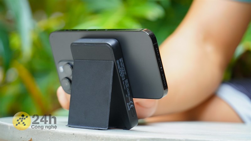 Cạnh trái của Xmobile DS611 Magnetic có phím nguồn kích hoạt sạc dự phòng