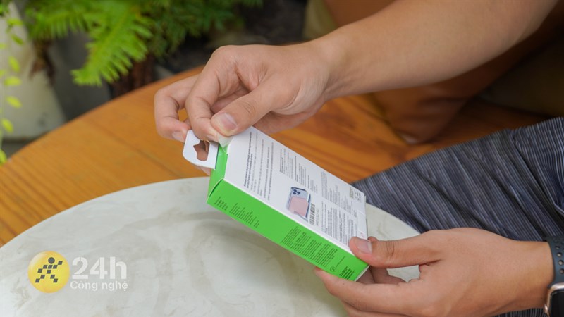 Hộp đựng của Belkin BoostCharge Magnetic 5K + Stand có tổng thể nhỏ gọn, nổi bật với tone màu trắng xanh đẹp mắt. Hộp đựng của Belkin BoostCharge Magnetic 5K + Stand có tổng thể nhỏ gọn, nổi bật với tone màu trắng xanh đẹp mắt.