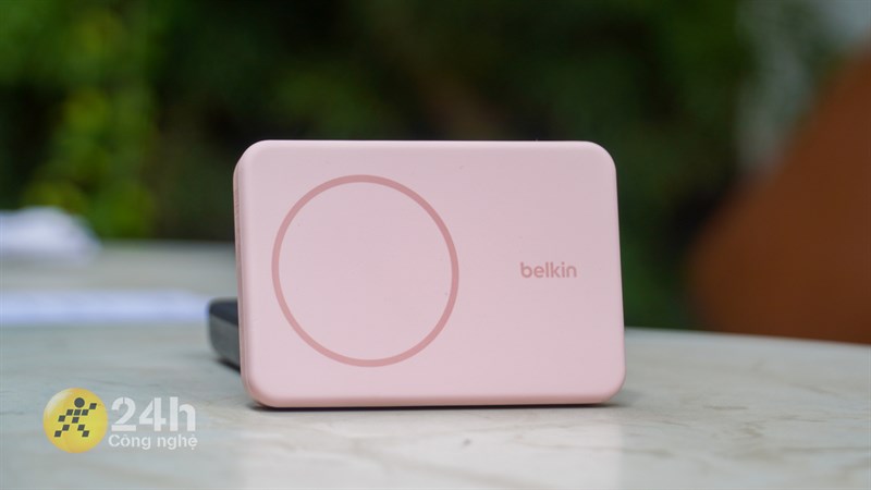 Mặt trước của Belkin BoostCharge Magnetic 5K + Stand có vòng tròn Magsafe và logo Belkin. Mặt trước của Belkin BoostCharge Magnetic 5K + Stand có vòng tròn Magsafe và logo Belkin.