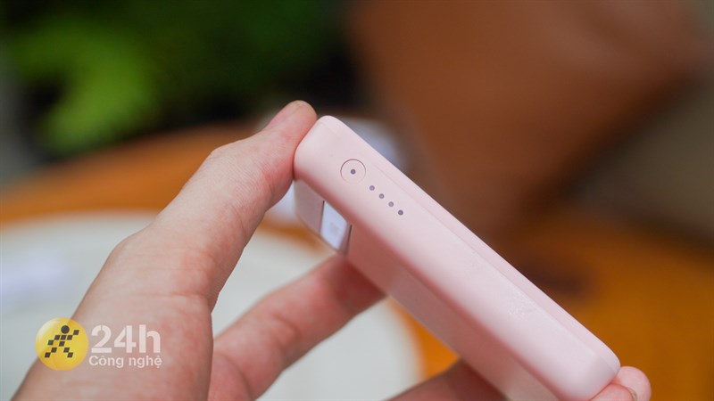 Cạnh phải của thiết bị có chứa nút nguồn và đèn thông báo trạng thái. Cạnh phải của thiết bị có chứa nút nguồn và đèn thông báo trạng thái.