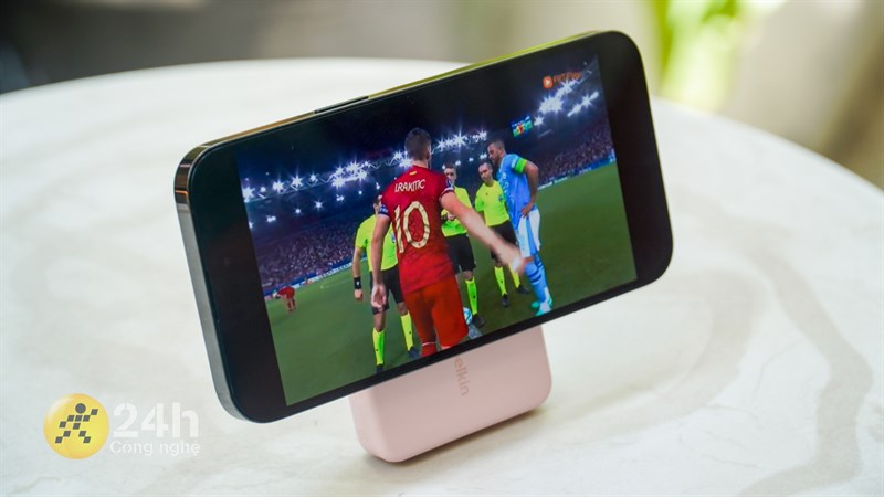 Thiết bị cũng tích hợp một chân đế nhỏ gọn ở cạnh sau, giúp bạn dựng điện thoại và pin dự phòng trong lúc sạc để xem nội dung hoặc video call. Thiết bị cũng tích hợp một chân đế nhỏ gọn ở cạnh sau, giúp bạn dựng điện thoại và pin dự phòng trong lúc sạc để xem nội dung hoặc video call.