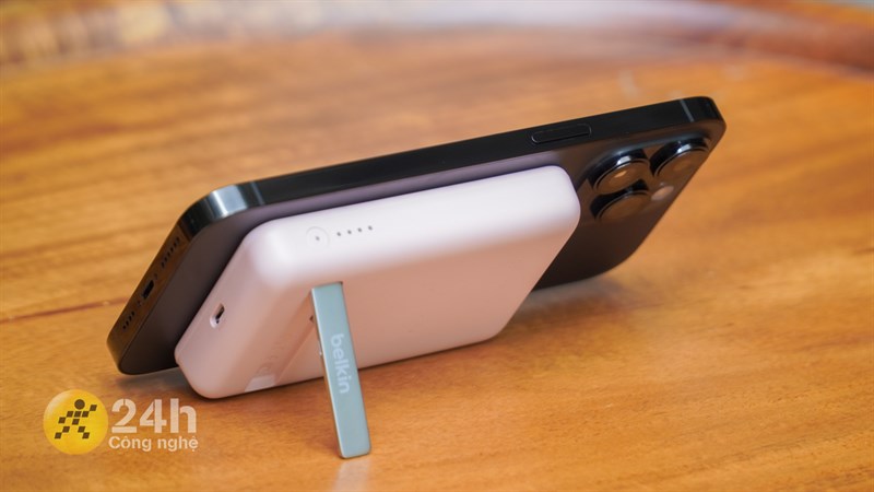 Ở mặt sau sẽ có một chân đế nhỏ bằng kim loại bóng bẩy, nổi bật, cho phép người dùng dựng sản phẩm theo cả chiều ngang lẫn dọc. Ở mặt sau sẽ có một chân đế nhỏ bằng kim loại bóng bẩy, nổi bật, cho phép người dùng dựng sản phẩm theo cả chiều ngang lẫn dọc.