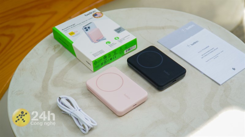 Bên trong hộp ngoài Belkin BoostCharge Magnetic 5K + Stand người dùng còn được tặng kèm cáp sạc và sách hướng dẫn sử dụng. Bên trong hộp ngoài Belkin BoostCharge Magnetic 5K + Stand người dùng còn được tặng kèm cáp sạc và sách hướng dẫn sử dụng.