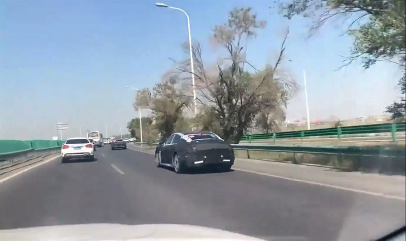 Hai chiếc xe điện Xiaomi MS11 đang tham gia giao thông