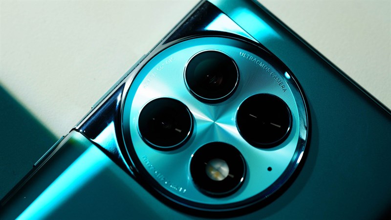 Cụm camera là điểm nhấn lớn trên thiết kế tổng thể của OnePlus Ace 2 Pro