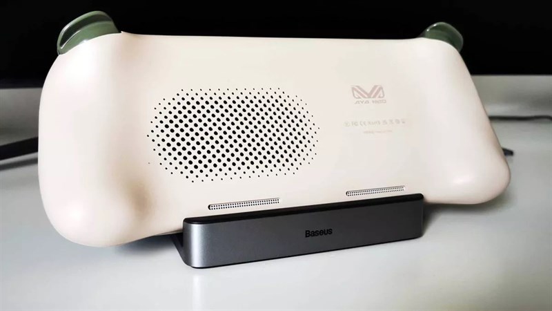 Mặt lưng của Ayaneo 2S là nơi đặt hệ thống loa