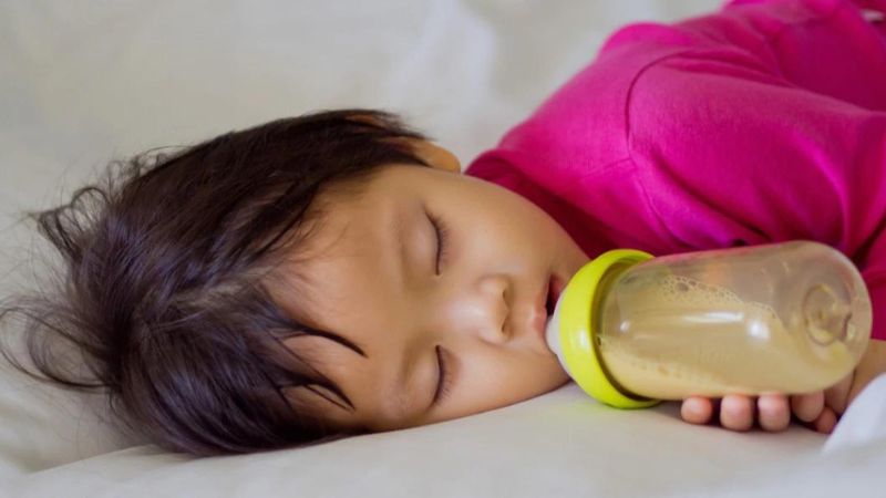 Cho bé bú sữa khi ngủ