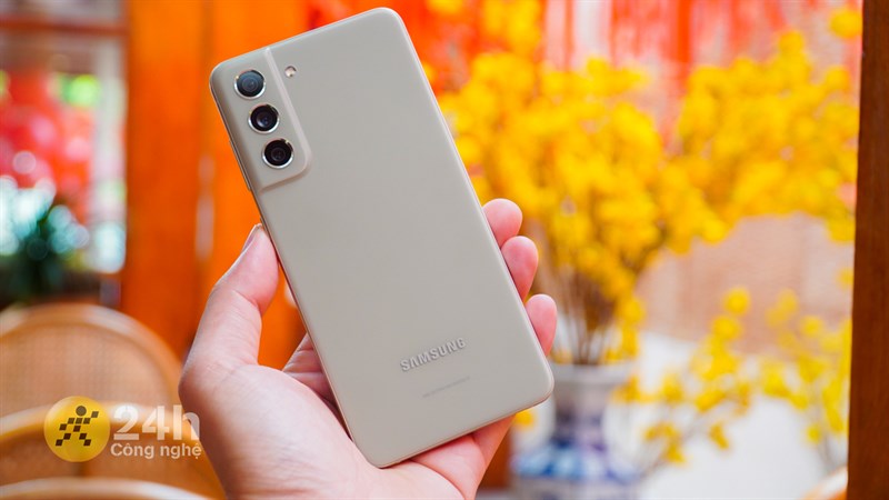 Galaxy S21 FE 5G: Điện thoại Samsung dưới 10 triệu đáng mua