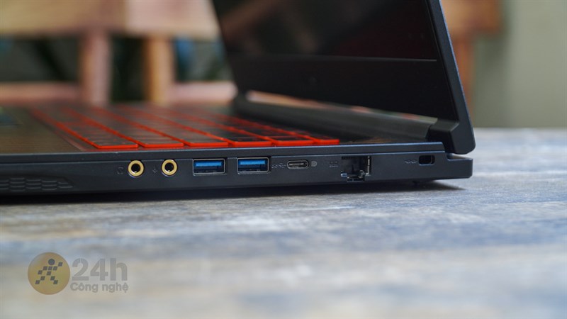 Cạnh phải của MSI GF63 12UC có cổng LAN, hai cổng USB-A 3.2, 1 cổng USB-C 3.2 và bộ đôi cổng tai nghe/mic thoại