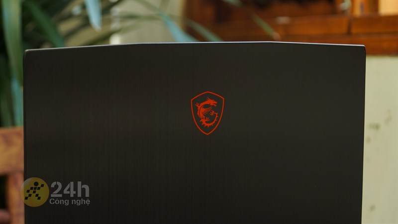 Mặt lưng của MSI GF63 12UC được hoàn thiện dạng phay xước cùng logo chú rồng MSI quen thuộc