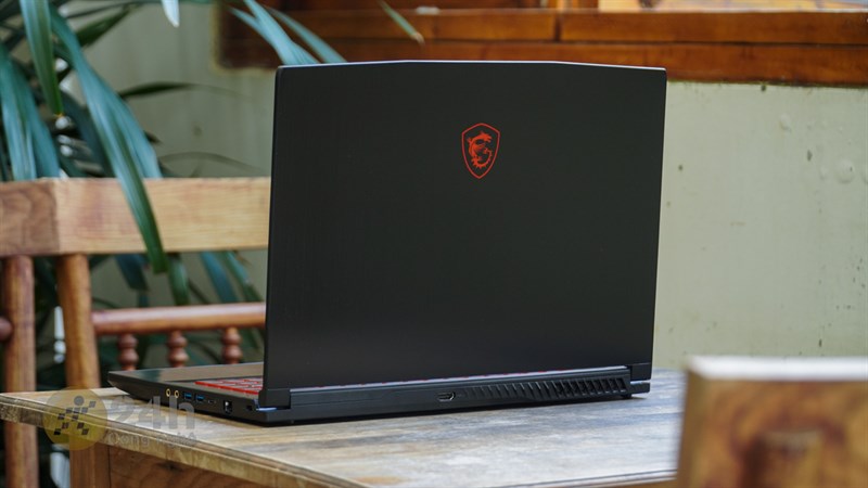 MSI GF63 12UC có ngoại hình lớn nhưng lại tương đối nhẹ