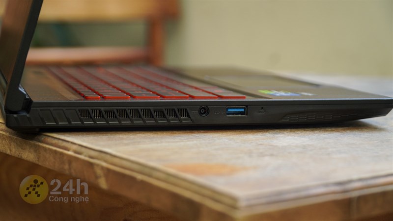 Cạnh trái của MSI GF63 12UC với cổng sạc và cổng USB-A 3.2