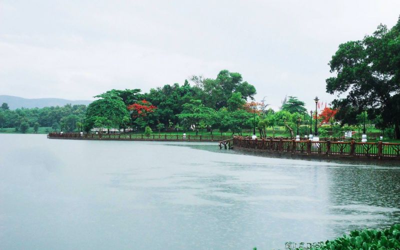 Hồ Xuân Hương mang vẻ đẹp hoang sơ nhưng đầy thơ mộng